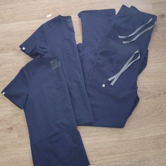 Figs scrubs 2 sets - Picture 1 of 5